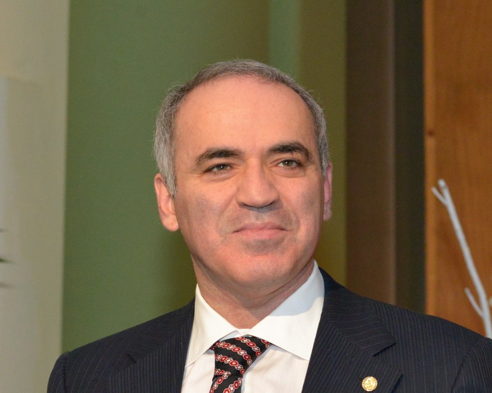garry kasparov houdt de Buber Plaquette vast